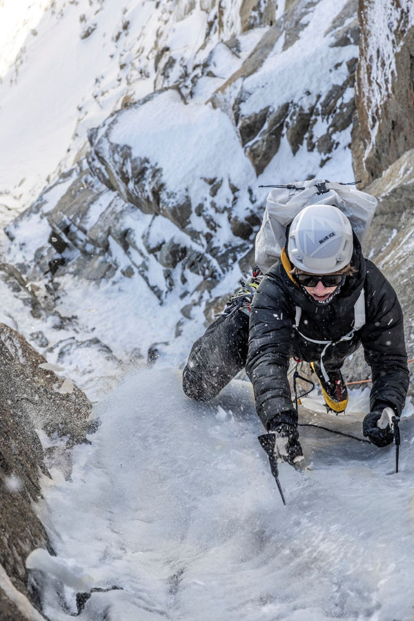 BLUE ICE BLAST CASCO ULTRALEGGERO DA ARRAMPICATA E ALPINISMO - Disponibile in 2 misure