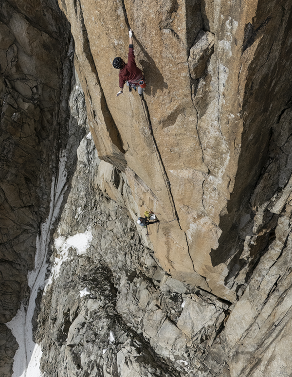 BLUE ICE BLAST CASCO ULTRALEGGERO DA ARRAMPICATA E ALPINISMO - Disponibile in 2 misure